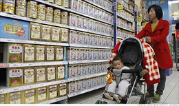 Dân buôn sữa Trung Quốc vét hàng khắp thế giới